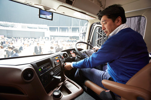 新型 日野プロフィア　ダイヤル式のスイッチ