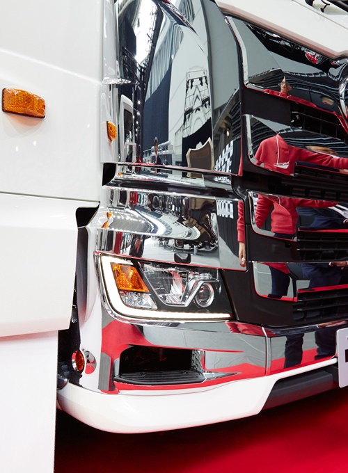 新型 日野プロフィア　LEDデイライト