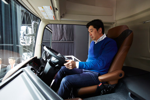 新型 日野プロフィア　重役クラスのシート