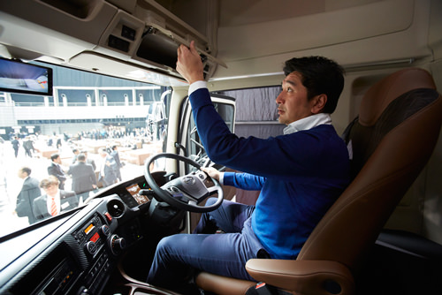 新型 日野プロフィア　増えた収納スペース