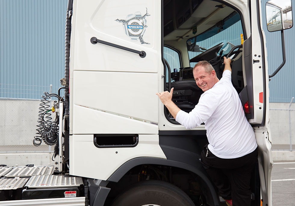 株式会社kmftsコーポレ―ション　ボルボ・ドライバー　マズール・オズワルド 様